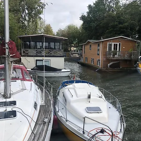 Hotel na wodzie Private At Houseboat