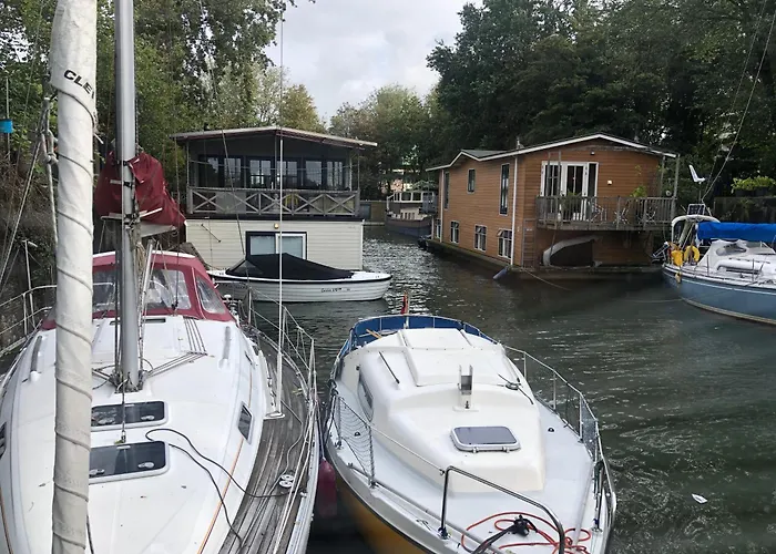 Πλωτό κατάλυμα Private At Houseboat